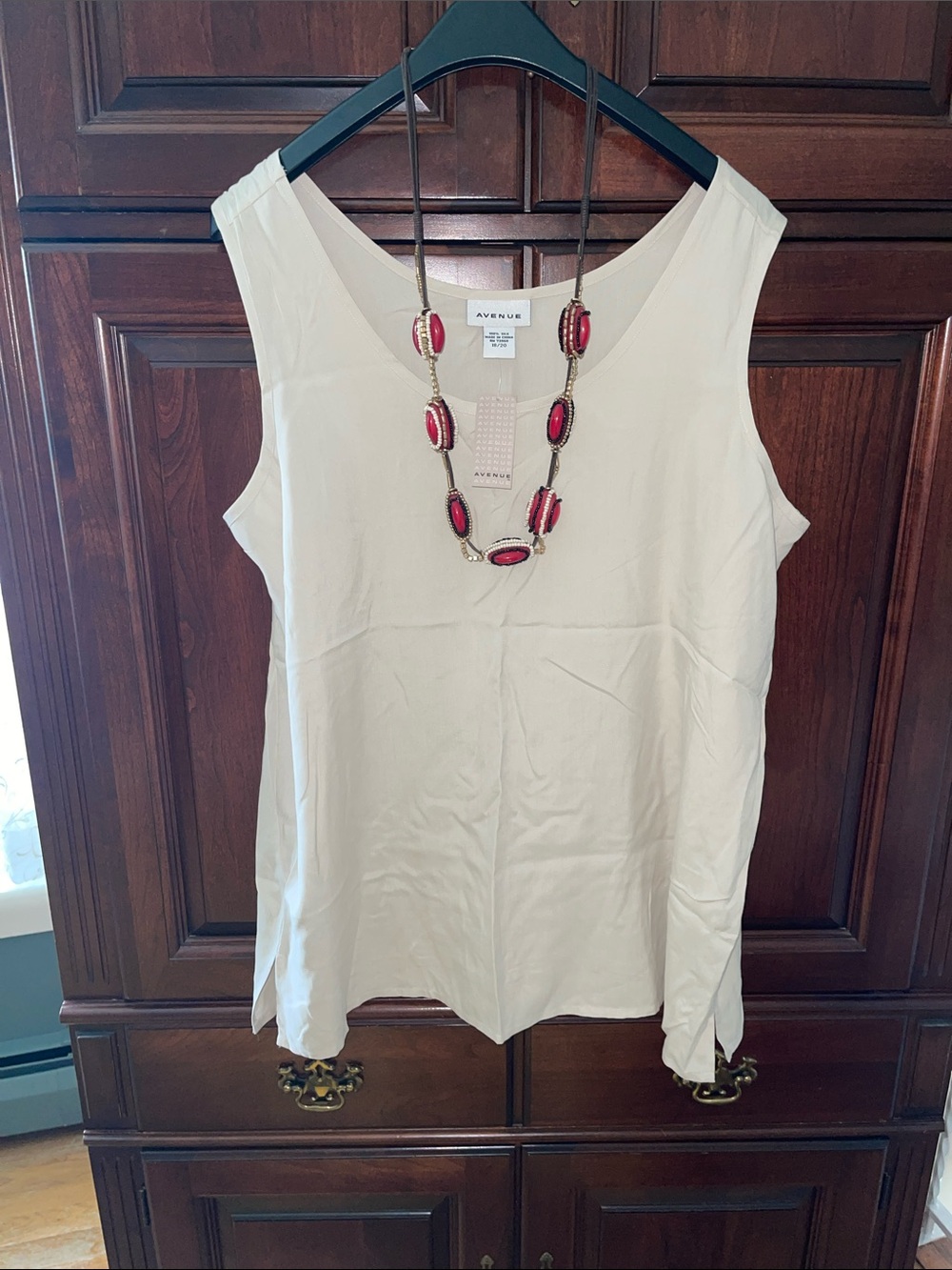 Women’s sleeveless ‘T’. Off-white/almond-color silk shell. Sz 18/20. By ‘Avenue’